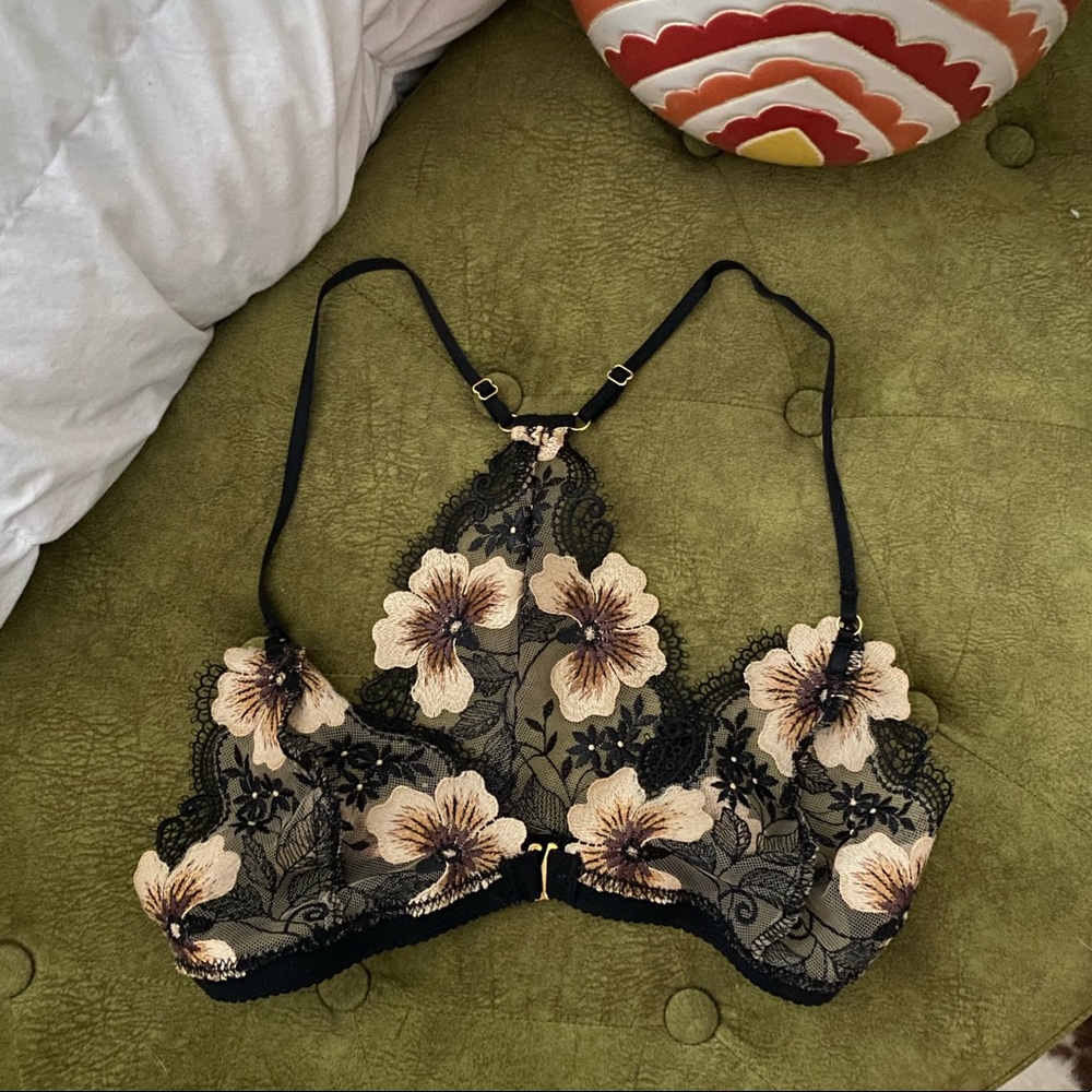 NETTE ROSE Embroidered Bralette Front Clasp Floral Flower Lingerie